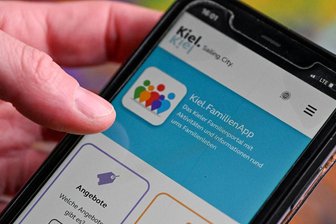 Von Baby-Schwimmen bis Jugendclub: Familien-App für Chemnitz soll im Herbst da sein - Chemnitz soll eine eigene App speziell mit Angeboten für Familien erhalten. Die Initiative dazu geht von Linken, Grünen und der SPD aus. In anderen Städten (hier ein Beispiel aus Kiel) gibt es solche Apps bereits.