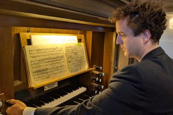 Von Bach bis James Bond: Benefizkonzert für die historische Schäf-Orgel in Kleinhartmannsdorf - Tim Preußker spielte an der Schäf-Orgel in Kleinhartmannsdorf.