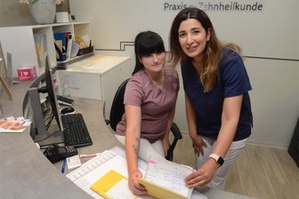 Von Bagdad über Kairo ins Vogtland: Warum Zahnärztin Mina Al-Kaabi jetzt in Treuen praktiziert - Zahnärztin Mina Al-Kaabi (rechts) mit der Auszubildenden Lara-Marie Horn. Seit April verstärkt die Irakerin das Team der Praxis für Zahnheilkunde in Treuen.