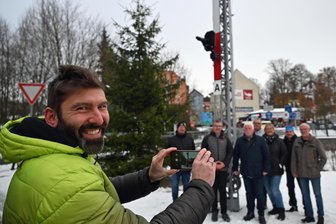 Von Bahnsignal an Grenzbrücke bis Erinnerungsstätte Günter-Ruh: Erzgebirger ausgezeichnet - Regionalmanager Andy Weinhold vom Preisstifter Annaberger Land fotografiert die ausgezeichneten Akteure des Denkmalpflegevereins Weipert.