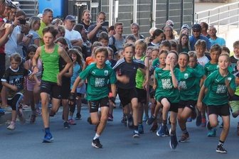 Von Bambini bis Senior: Dabei sein ist alles - 55 Kinder zwischen 7 und 13 Jahren sprinteten auf einem 700-Meter-Rundkurs um vordere Plätze. Anschließend mussten sie aufs Rad steigen.
