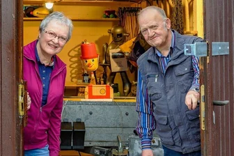 Von Bastlern in Garagen: Rudi, Robbie und die Elfen mit F - Wenn Karin und Klaus Felfe ihr Garagentor öffnen, lächeln auch Rudi, der Winker mit seinem roten Hut, und der silberne Robbie neben ihm. Die Garage beherbergt zahlreiche von Felfes selbst gebaute Spielapparate für Kinder.