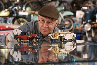 Von Batmobil bis A-Team-Van: Chemnitzer Museum lädt in die Welt der kleinen Noppenbausteine ein - Eine Miniaturwelt gibt es derzeit im Fahrzeugmuseum (im Bild mit Museumschef Dirk Schmerschneider) zu sehen, unter anderem auch Nachbauten von Autos, die man aus Film und Fernsehen kennt.