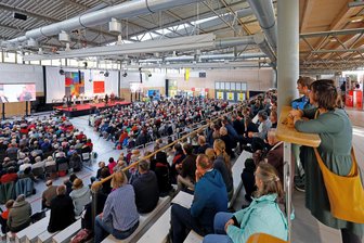 Von Baumängeln bis Roland Kaiser: Sechs Dinge, die man über die Glauchauer Sachsenlandhalle wissen sollte - Die Sachsenlandhalle wird vielfältig genutzt. Hier fand kürzlich zum Beispiel der Sächsische Gemeindebibeltag statt.