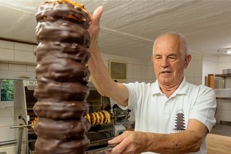 Von Baumkuchen bis "Vugelbeerlikör": Auf Geschmacksreise durchs Erzgebirge - Rainer Weißbach bietet in Schwarzenberg süße Spezialitäten an. Der gelernte Bäcker und Konditor stellt Baumkuchen her. 