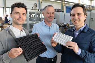 Von Bayern nach Reinsberg in Mittelsachsen: Creative Verpackungen Schönherr unter neuer Leitung - Johannes Maier (l.) und Dominik Jörg (r.) sind die neuen Geschäftsführer und Gesellschafter der Firma Creative Verpackungen. Steffen Schönherr (Mitte) berät seine Nachfolger.