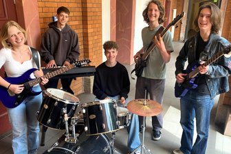 Von Beatles bis Udo Lindenberg: Band vom Rochlitzer Gymnasium rockt gleich zweimal die Bühne - Retro Replay - das sind die Elftklässler des Rochlitzer Gymnasiums (v. l.) Maggie Vitzthum, Michael Pritzin, Moritz Lehmann, Carl Klose und Alexander Poitz.