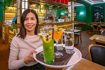 Von Berlin ins Erzgebirge: Erstes vietnamesisches Restaurant in Olbernhau gut angenommen - Kieu Thi Hong Lan serviert nicht nur Speisen, sondern auch Cocktails.