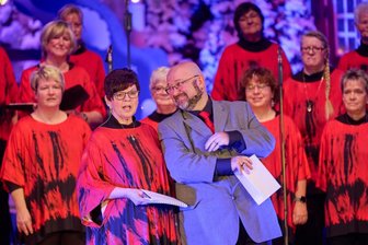 Von besinnlich keine Spur: Wie dieser Chor aus dem Erzgebirge den Advent rockt - Anett Grobe (l.) gehört traditionell zu den Moderatoren des Weihnachtskonzerts und baut dabei auch Dirigent Hendrik Beyreuther mit ein.