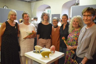 Von Biedermeier-Rucksack bis Lichtinstallation: So feiert die Historische Schauweberei Braunsdorf ihren 30. Geburtstag - „Das ist Schmuck": Sieben Künstlerinnen haben die neue Ausstellung in der „Galerie Inselsteig" in der Historischen Schauweberei Braunsdorf gestaltet. Im Bild v. l. Beate von Appen, Kathi Halama, Simone Mende, Kerstin Rößler, Mica Kempe, Hanna Remestvenska und Ines Bruhn. Die Skulpturen im Bild stammen von Hanna Remestvenska.
