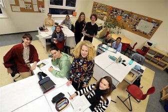 Von Birmingham nach Freiberg: Wie Isobel Ducille Schülern hilft, Englisch zu lernen - Isobel Ducille inmitten von Englisch-Schülern der Freien Gemeinschaftsschule „Maria Montessori“ in Freiberg.