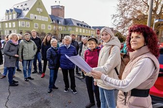 Von Bismarckplatz bis Viehmarkt: Was sich in Treuen ändern soll - Der Bismarckplatz gehörte am Samstagvormittags zu den Stationen beim Stadtspaziergang durch Treuen. Bürgermeisterin Andreas Jedzig und Stadtplanerin Lydia Niese (von rechts) erläuterten den Bürgerinnen und Bürgern, welche Vorstellungen es gibt, um den Platz im Herzen der Stadt attraktiver zu machen.