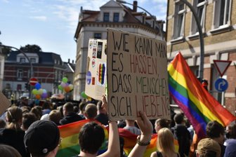 Von Bomberjacken, Springerstiefeln bis zum Buttersäure-Verbot: Die wichtigsten Vorschriften zum CSD in Döbeln im Überblick - Auf den CSD hatte es im vergangenen Jahr einen Anschlag mit Buttersäure gegeben.