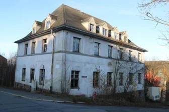 Von Box bis Grenzlandbaude – Johanngeorgenstadt lässt Brachen abreißen - Die ehemalige Lederhandschuhfabrik in Johanngeorgenstadt soll bald abgerissen werden. Sie steht schon lange leer.
