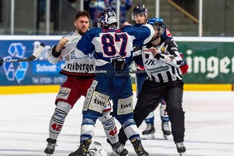 Von Box-Einlage abgesehen: Eispiraten offensiv zu harmlos - Eispirat Timo Gams (links) und der Ravenburger Fabian Dietz wechselten die Sportart. Sie mussten nach dem Boxkampf jeweils für fünf Minuten auf die Strafbank. 