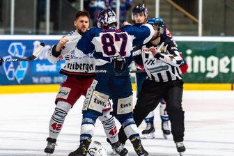 Von Box-Einlage abgesehen: Eispiraten offensiv zu harmlos - Eispirat Timo Gams (links) und der Ravenburger Fabian Dietz wechselten die Sportart. Sie mussten nach dem Boxkampf jeweils für fünf Minuten auf die Strafbank. 