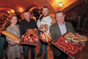 Von Bratwurst bis Semmel: Das sind die Gewinner des ersten „Vogtländischen Traditionspreises“ - Jörg Schmidt (von rechts) will das Handwerk stärken, unterstützt von Bäckermeister Torsten Aust und Fleischermeister Mike Geuthner. Therese Langhof-Thomas führte durch den Abend.