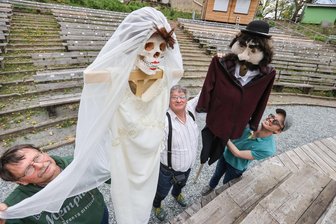 Von Brautkleid bis Hut: Chemnitzer misten für neues Theaterstück Kleiderschränke aus - Frank Drescher, Michael Schmidt und Robert Gottschalk (von links) mit zwei Puppen für die Open-Air Inszenierung von „Unter dem Milchwald“ auf der Küchwaldbühne.