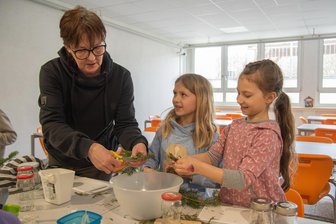 Von Brennnesselchips bis Knoblauchöl: An dieser Schule im Vogtland werden Schüler zu Selbstmach-Profis - GTA-Leiterin Andrea Maschke hat mit den Schülern Fichtennadelöl hergestellt.