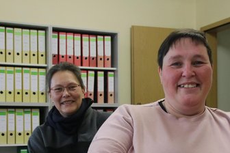 Von Brennnesseljauche bis Totholzhecke: Diese Vogtländerinnen haben Top-Tipps für Hobbygärtner parat - Grit Ruf (vorn) und Kathrin Jakob beraten Kleingärtner in allen Fragen rund um ihr Hobby.