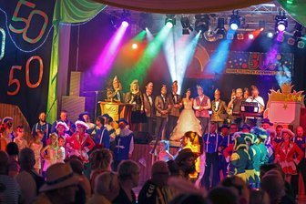 Von Broadway bis Glückskeks: Wo Jecken rund um Hohenstein-Ernstthal Fasching feiern - Der Höhepunkt der Karnevalszeit steht an: Der Tillinger Faschingsclub startet an diesem Freitag in der Jahnturnhalle mit seinem Oldiefasching.