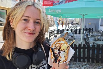 Von Bubble Waffel bis Dubai Schokolade - Fünf Tipps für Eis zum Mitnehmen in Freiberg - Paula Scharf mit einer „Bubble Waffel" der Eisdiele „Janny's" in Freiberg.