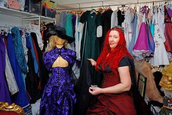 Von bunt bis düster: Die Märchenschneiderin hat neue Pläne im Waldenburger Schloss - „Märchenschneiderin“ Nicole Schramm hat schon rund 200 Kleider genäht.