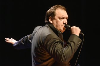 Von Charly Hübner über Bestsellerautor bis Kunst-Comedy: Über diese Veranstaltungen in der Villa Esche 2025 freut sich die Chefin besonders - Der Schauspieler Charly Hübner wird am 11. Juni 2025 in der Villa Esche von seiner Beziehung zum Werk des Schriftstellers Uwe Johnson berichten.