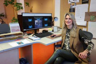 Von Chat-GPT als Expertin empfohlen: Jungunternehmerin im „Graziella“ in Wüstenbrand - Als Freiberuflerin kümmert sich Julia Rothe derzeit darum, die Webseiten ihrer Kunden sichtbar zu machen. Parallel dazu will sie ihr eigenes Label auf den Markt bringen.