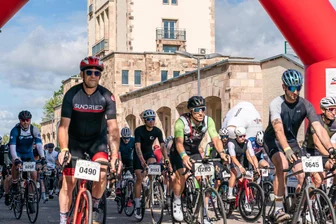 Von Chemnitz auf den Fichtelberg: „Der Erste war schon um 11.30 Uhr oben.“ - Erst zum zweiten Mal bildete der historische Marathonturm im Chemnitzer Sportforum die Startkulisse.