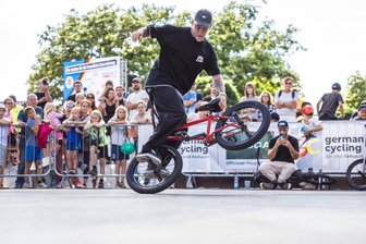 Von Chemnitz in die Welt: BMX-Fahrer Dustyn Alt räumt Meistertitel ab und findet seine Liebe - Dustyn Alt ist in Darmstadt zum dritten Mal in Folge Deutsche Meister im BMX-Flatland geworden.