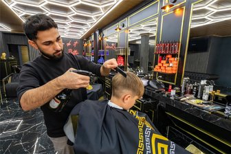 Von Chemnitz ins Erzgebirge: Barbershop-Kette eröffnet Niederlassung in Marienberg - Jian Ali arbeitet im Marienberger Barbershop Zana an einem jungen Kunden. Das Geschäft wurde Ende August eröffnet und ist die fünfte Niederlassung der gleichnamigen Kette aus Chemnitz.