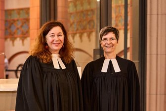 Von Chemnitz ins ganze Land: So viel Arbeit steckt hinter dem ZDF-Fernsehgottesdienst am Sonntag aus der Jakobikirche - Pfarrerinnen Dorothee Lücke (l.) und Cornelia Henze (r.) halten den Gottesdienst gemeinsam.