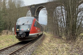 Von Chemnitz mit dem Zug zum Weihnachtsmarkt in Marienberg: Bahnverbindung endlich wieder nutzbar - Ein Triebwagen der Erzgebirgsbahn unterquert das Hetzdorfer Viadukt, auch "Tor zum Flöhatal" genannt.