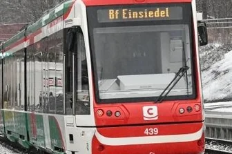 Von Chemnitz nach Aue künftig mit Bus und Bahn - Der Zug auf der Probefahrt zwischen Chemnitzer Technopark und Bahnhof Einsiedel. 