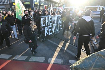 Von Chemnitz nach Berlin: Die Vernetzung der rechtsextremen „Chemnitz Revolte“ – und ihr abruptes Ende - Bei den Eröffnungsfeierlichkeiten zum Kulturhauptstadtjahr marschierte die „Chemnitz Revolte“ der Protestdemo der rechtsextremen „Freien Sachsen“ voran.