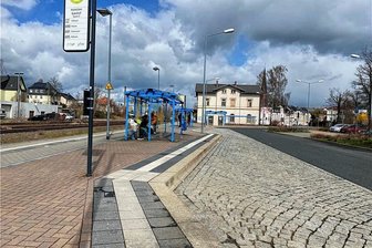 Von Chemnitz nach Freiberg: Am Streiktag wird das zum Abenteuer - Der Busbahnhof Hainichen, Zwischenstation mit einstündiger Wartepause auf dem Weg von Chemnitz nach Freiberg. 