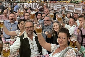 Von Chemnitz nach München nonstop ohne ICE: Warum die „Wooosn“ genau wie das Oktoberfest ein Publikumsmagnet ist - Bierkrüge hoch bei der „Wooosn“: Von Beginn an herrscht Stimmung im Festzelt auf dem Hartmannplatz.