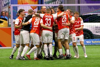 Von Chemnitzer FC über VFC Plauen bis FSV Zwickau: Der Teamcheck vor dem 20. Zwickauer Hallenmasters - Großer Jubel: Im vergangenen Jahr gewann der FSV Zwickau das Turnier in der Stadthalle. Fünf Teams wollen den Schwänen den Titel am Samstag nun streitig machen.