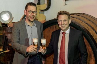 Von China zurück in den Osten: Das ist der neue Chef bei „Wernesgrüner“ - Ein Glas „Wernes“ auf gutes Gelingen: Jacques Dahnke (34, links) wird ab 1. April Brauereidirektor in Wernesgrün. Dr. Marc Kusche wechselt nach fast zwölf Jahren zur Augustiner-Bräu Wagner KG nach München und zieht in seine alte Heimat Bayern.