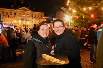 Von Churros bis Würzfleisch-Brötchen: Leckerbissen made in Hainichen - nicht nur für den Weihnachtsmarkt - Susi Albrecht (l.) und Sophie Frost bieten auf dem Weihnachtsmarkt in Hainichen Pizza-Zungen an.