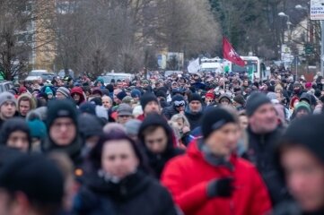 Von Coronademos und erzgebirgischen Liedern - Die Proteste gegen die Coronamaßnahmen finden vor allem montags statt. Immer wieder, wie hier in Zwönitz Ende Januar, wird bei den Aufmärschen auch gesungen. 