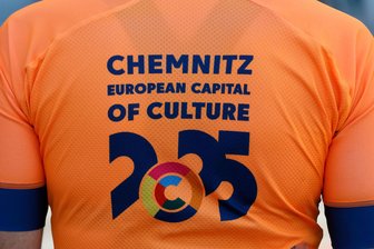 Von Curling über Marathon bis Skate-Event: So sportlich wird das Kulturhauptstadtjahr in Chemnitz - Auf den Trikots des European Peace Ride steht es schon seit Jahren: Chemnitz ist 2025 Europäische Kulturhauptstadt – auch sportlich.
