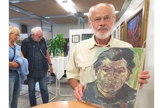 Von Dachbodenfunden ins Rampenlicht: Wie das Vogtland den Falkensteiner Maler Walter Dietrich wieder entdeckt - Stephan Ernst mit einem Selbstporträt seines unvergessenen Freundes Walter Dietrich.