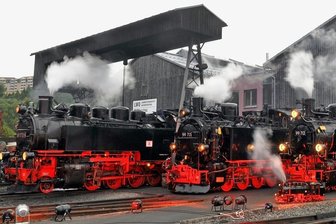 Von Dampfrössern bis Eisenbahner-Modenschau: Im Erzgebirge kommen Lokfans am Wochenende voll auf ihre Kosten - Mit einer Lokschau vor dem Lokschuppen des Bahnhofs Oberwiesenthal wurde vor fünf Jahren das 120-jährige Bestehen der Schmalspurstrecke gefeiert.