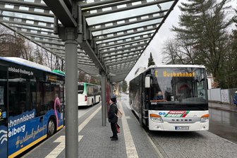 Von Dank, Mut und Erpressung: Reaktionen zu Streik und Streikbruch in Mittelsachsen - Busverkehr am Busbahnhof Freiberg. In streikfreien Zeiten ist hier viel los.