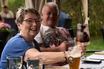 Von DDR-Charme bis Hipsterstrand: Fünf ganz unterschiedliche Biergärten in Chemnitz - Martina Wagner genießt ihr Getränk in der Hilbersdorfer Höhe.