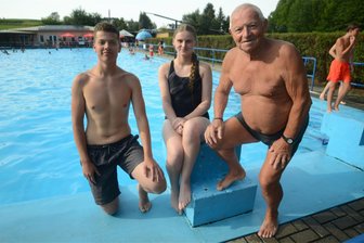 Von dem 86-jährigem Vogtländer, der einen Kopfsprung machte - Sieger im Kopfweitsprung: Der 17-jährige Emilio Wagner sprang 14,20 Meter und die 15-jährige Fiona Fritzsch 13,60 Meter. Roland Müller bekam Applaus, weil er mit stolzen 86 Jahren noch einen Kopfsprung wagte.