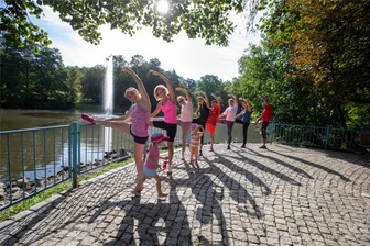 Von den Olympischen Spielen in den Plauener Stadtpark: Warum ein Sportler-Paar aus der Ukraine jetzt Fitnesskurse im Vogtland gibt - Olena Burkowska und Irina Kolesova (von links) trainieren mit Gleichgesinnten jeden Sonntagmorgen.