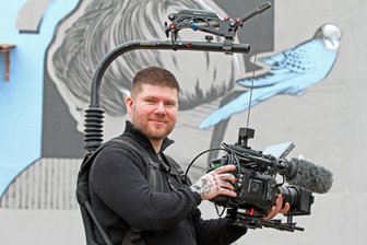 Von der Arbeitslosigkeit zum eigenen Chef in Crimmitschau: „Ich musste erst tief fallen, um erfolgreich aufzustehen“ - Lucas Brauer in seinem Element: Für die Produktion der Imagefilme hat er sich das passende Equipment angeschafft. Seinen eingeschlagenen Weg hat er bis heute nicht bereut.